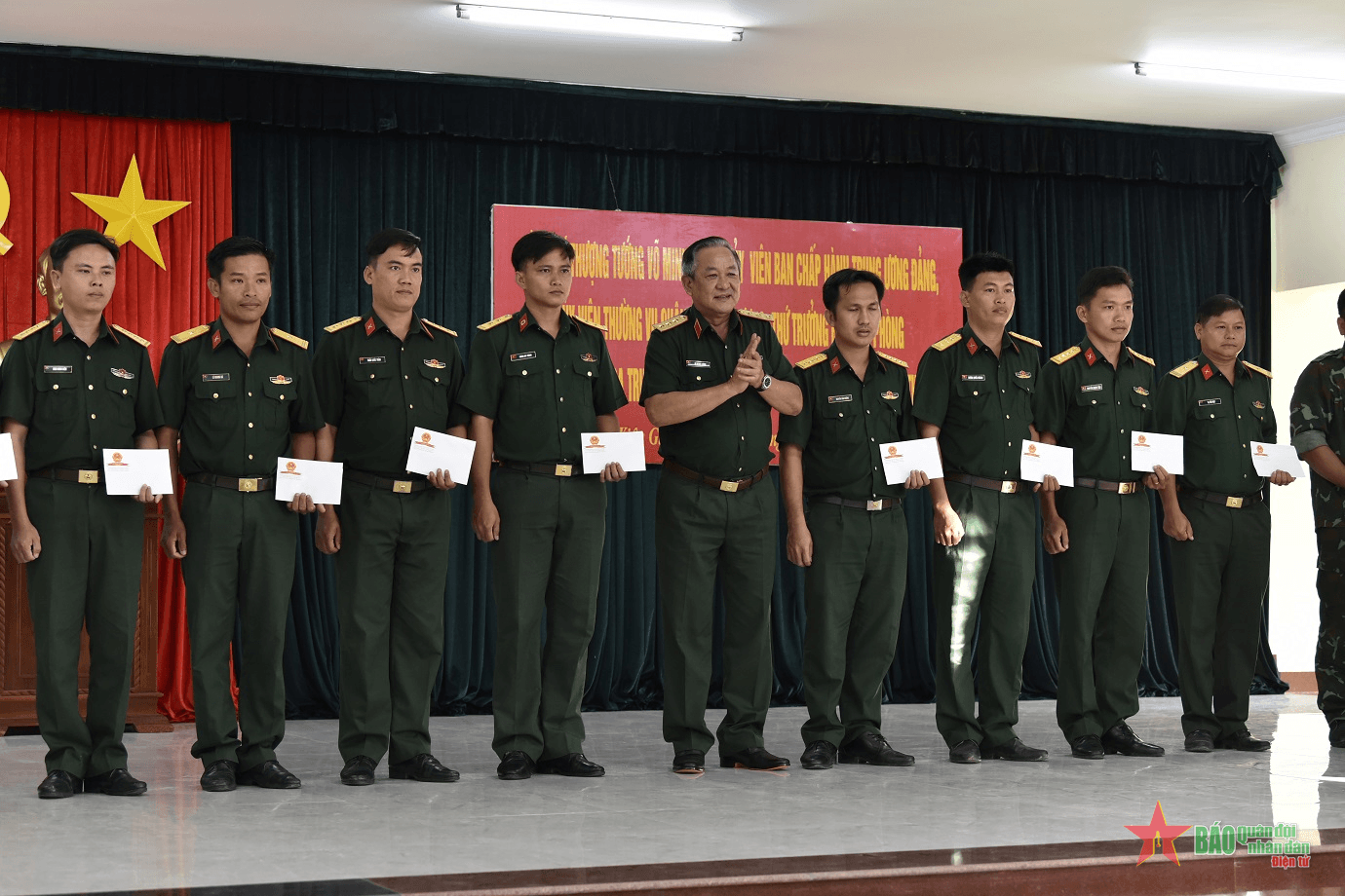Thượng tướng Võ Minh Lương thăm hỏi, tặng quà quân và dân trên đảo Thổ Chu