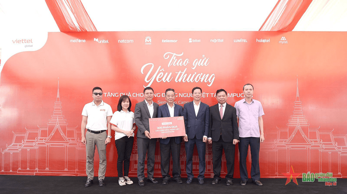 Viettel Global: Trao quà tặng bà con người Việt Nam có hoàn cảnh khó khăn ở tỉnh Siem Reap