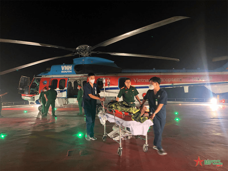 Bộ Quốc phòng điều trực thăng đưa bệnh nhân từ Trường Sa về đất liền điều trị