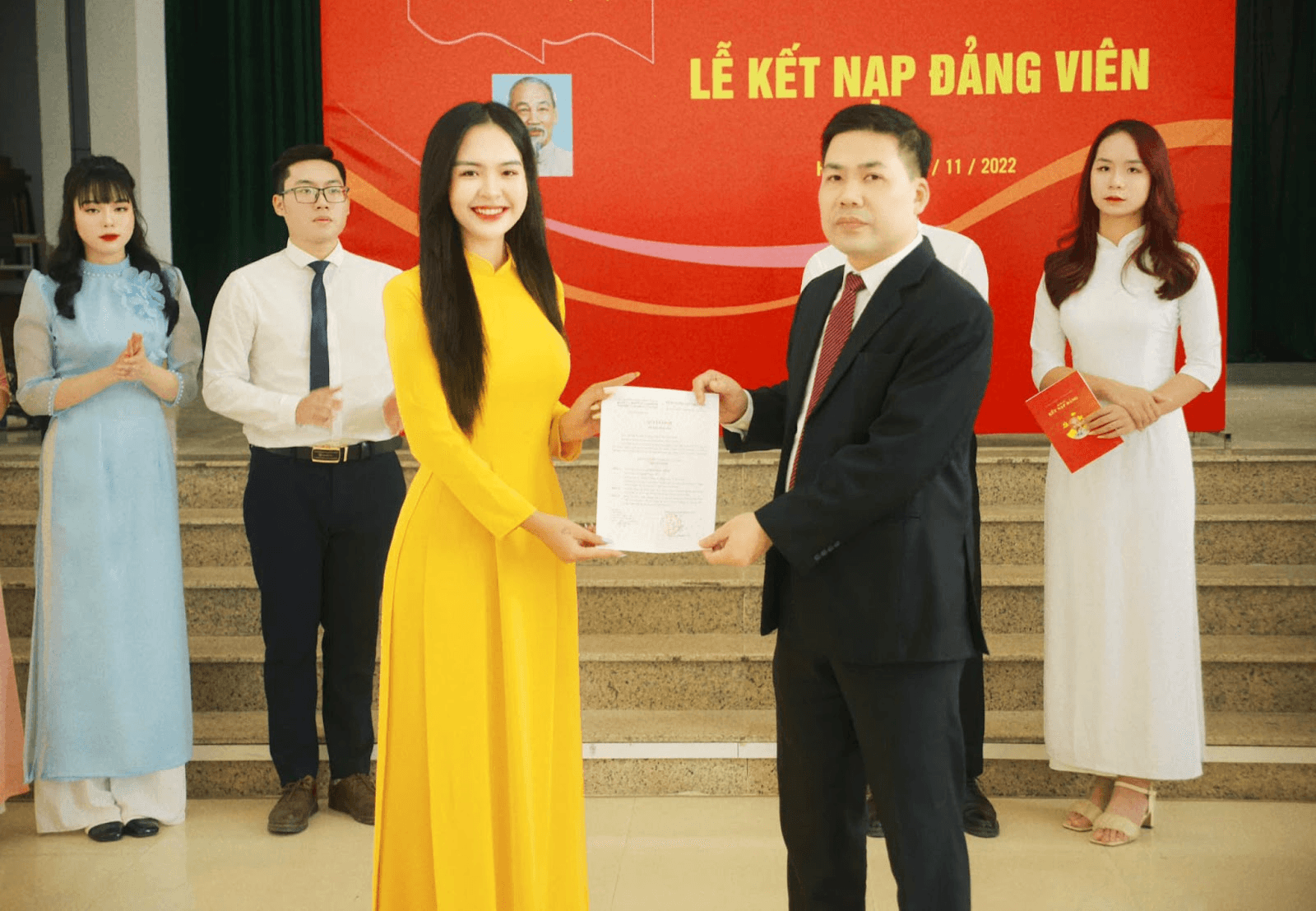 Nữ Đảng viên trẻ dành trọn tình yêu với màu áo xanh tình nguyện