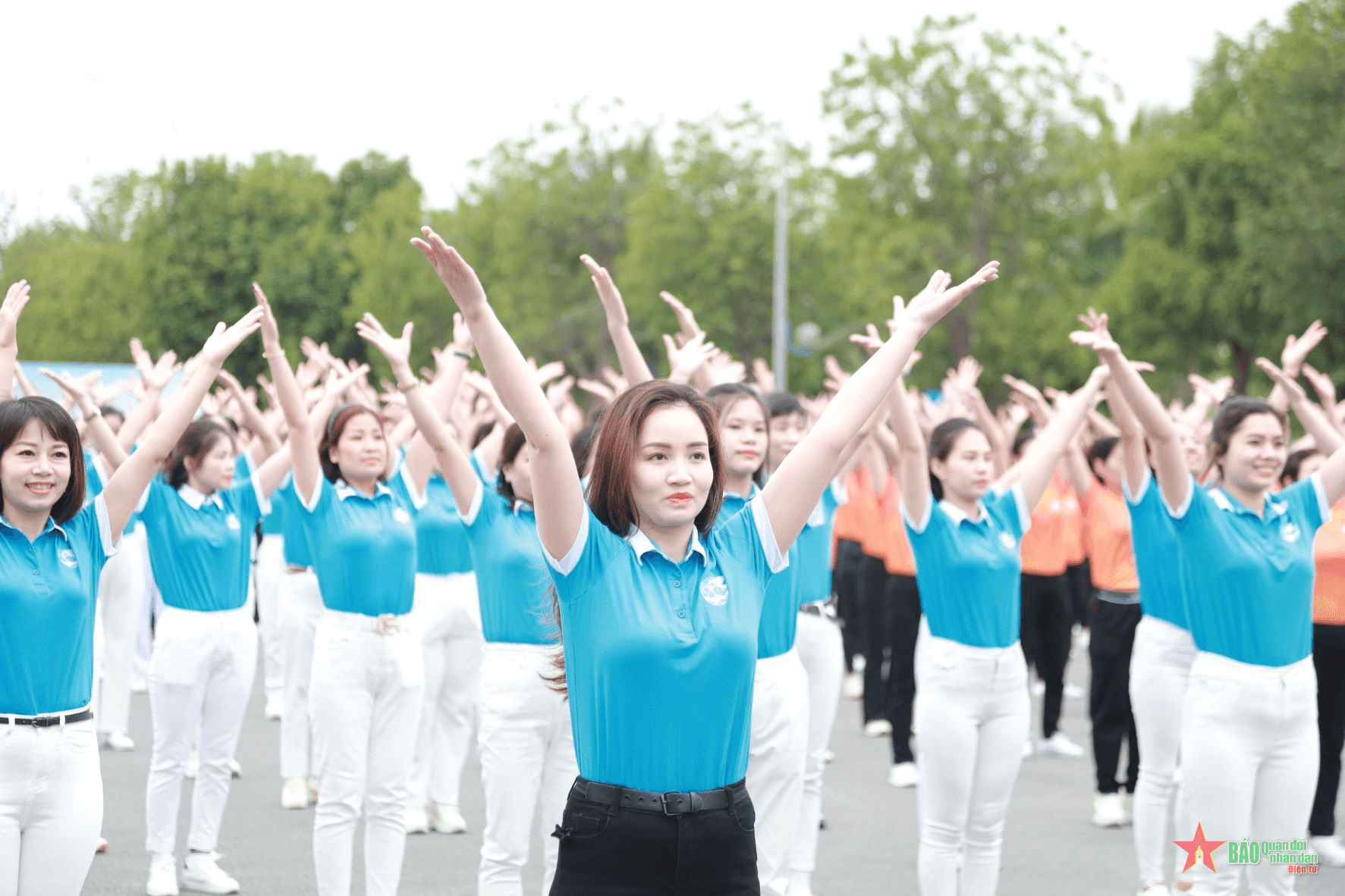 Hơn 1.000 phụ nữ tham gia đồng diễn dân vũ