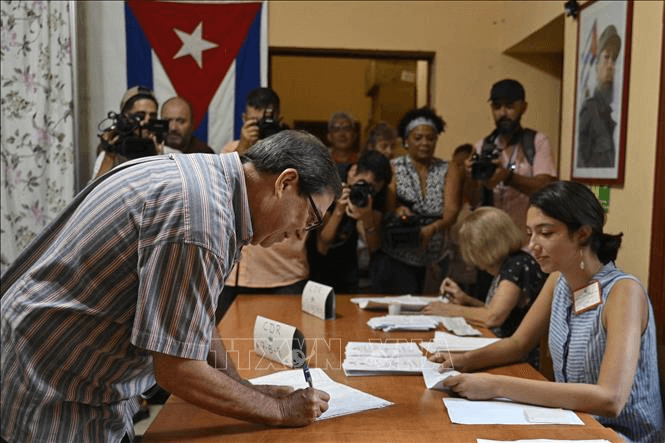 Cuba bắt đầu kiểm phiếu sau khi kéo dài thời gian bầu cử thêm 1 giờ
