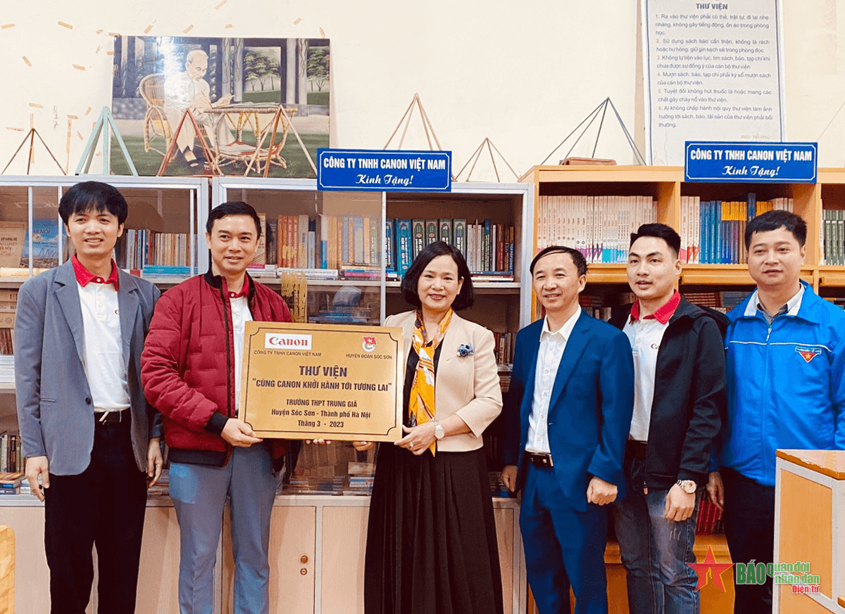 Chương trình Hướng nghiệp và hỗ trợ trang bị thư viện “Cùng Canon khởi hành tới tương lai”