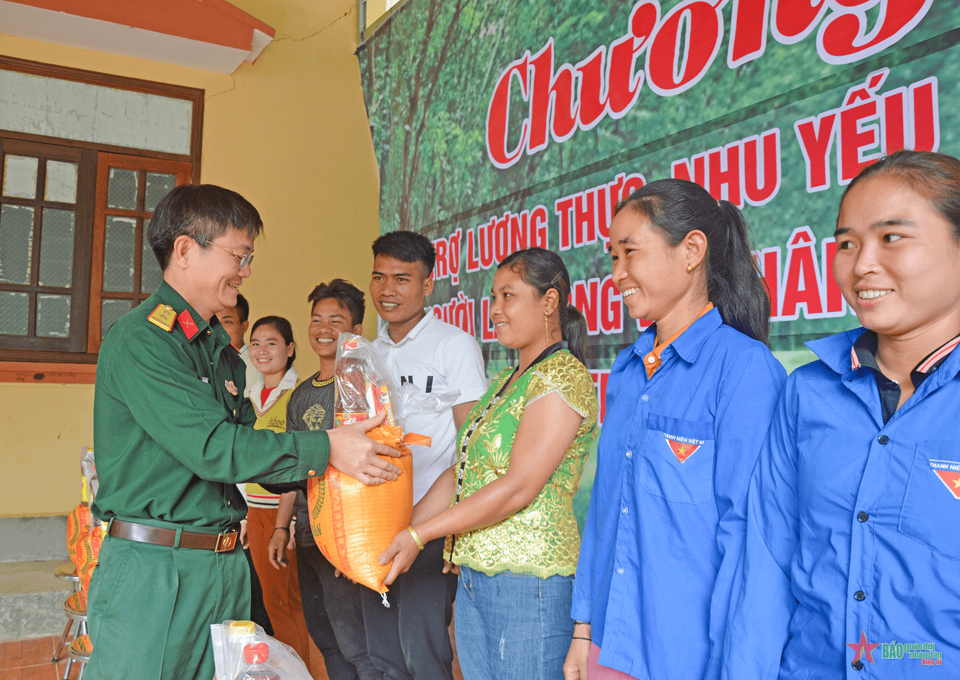 Chi nhánh 716 (Binh đoàn 15) tặng gạo, nhu yếu phẩm cho người lao động và nhân dân