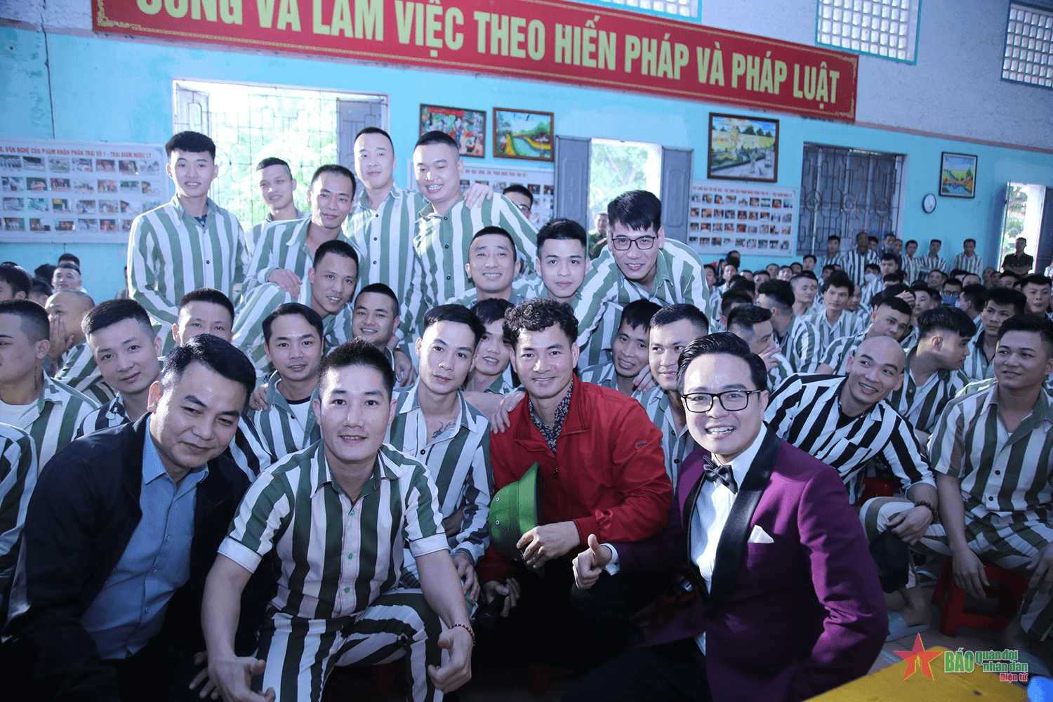 Ở ngoài kia cuộc đời tươi đẹp lắm!