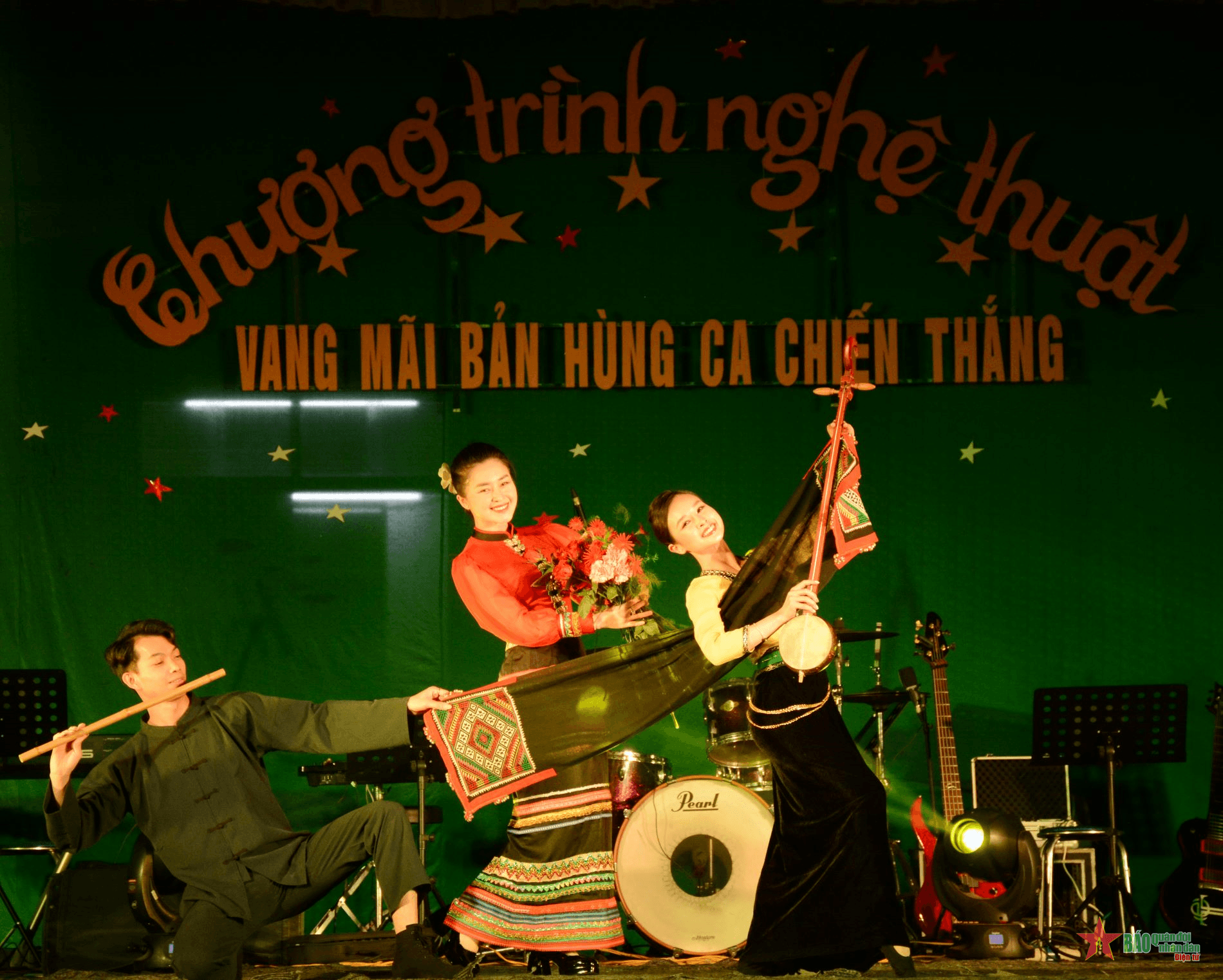 Lính trinh sát say sưa hát với văn công Quân khu 2