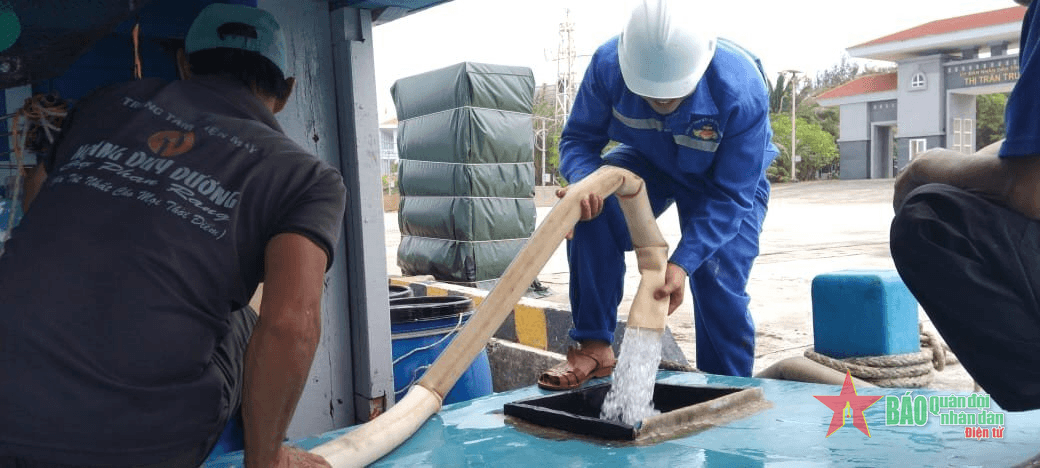 Trung tâm dịch vụ Hậu cần - Kỹ thuật đảo Trường Sa sửa chữa tàu cá ngư dân