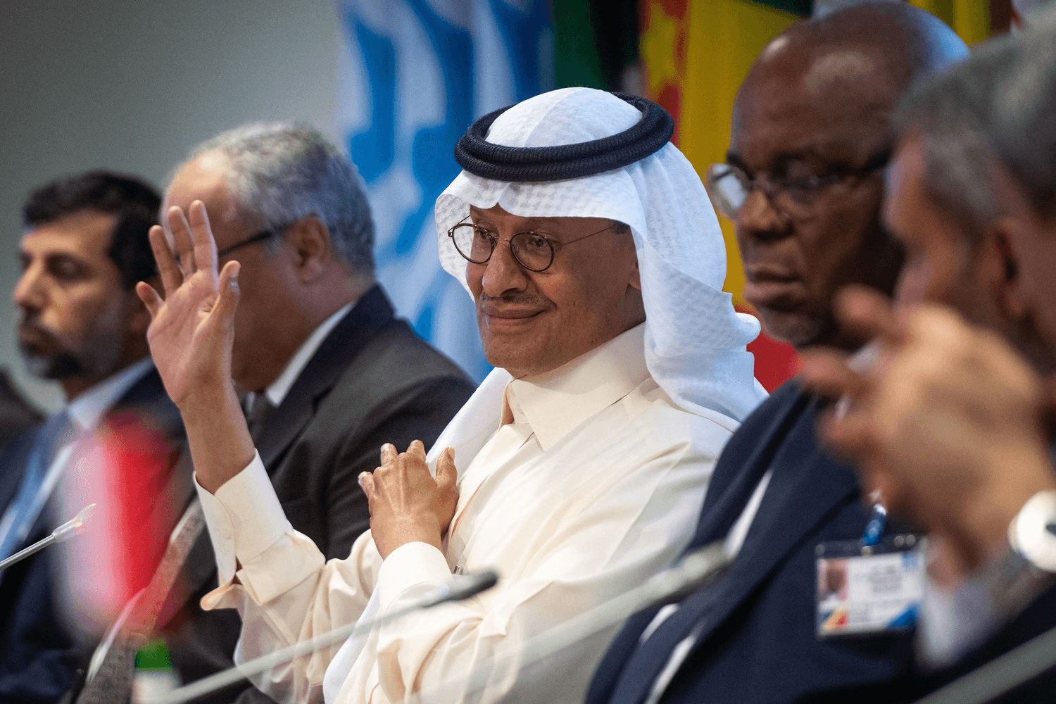 OPEC+ bất ngờ cắt giảm sản lượng