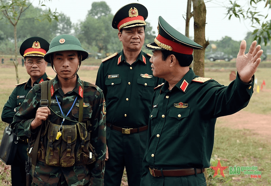 Thượng tướng Nguyễn Tân Cương kiểm tra công tác huấn luyện, sẵn sàng chiến đấu tại Sư đoàn 325