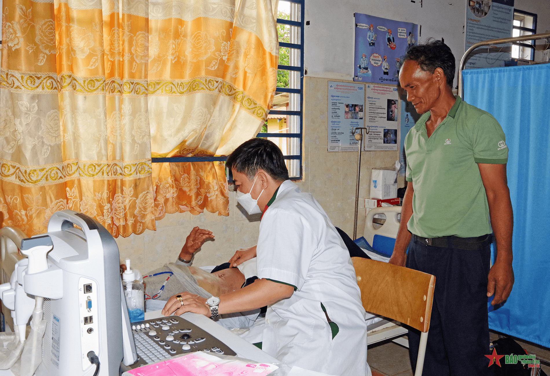 Bộ CHQS tỉnh Đắk Nông tặng quà, khám bệnh cho người dân Campuchia