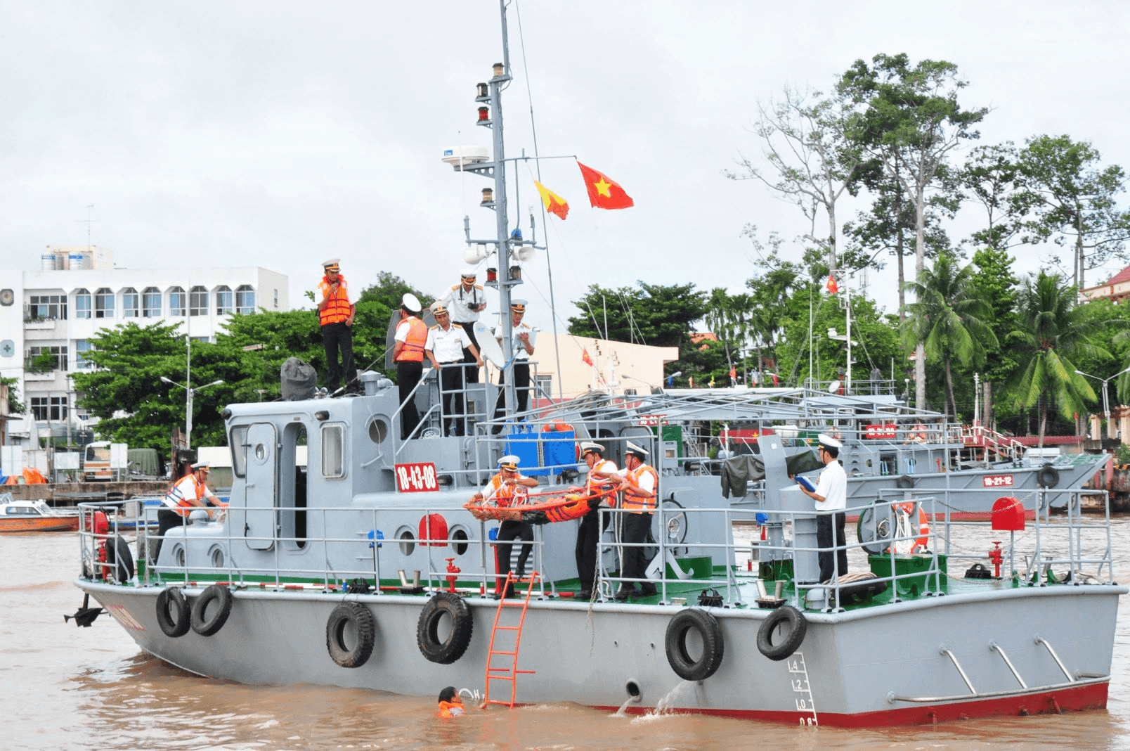 Bộ đội giang thuyền sẵn sàng cứu hộ, cứu nạn