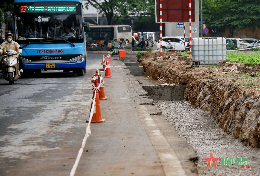 Công trường 2 cầu vượt thép giải quyết ách tắc giao thông tại nút giao Mai Dịch