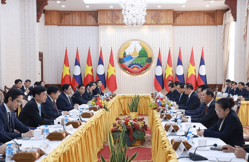 Thủ tướng Phạm Minh Chính gặp Thủ tướng Lào Sonexay Siphandone
