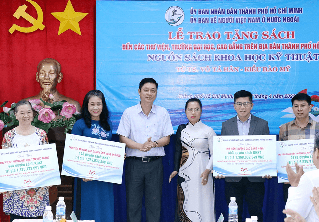 Trao tặng sách khoa học-kỹ thuật do kiều bào tài trợ