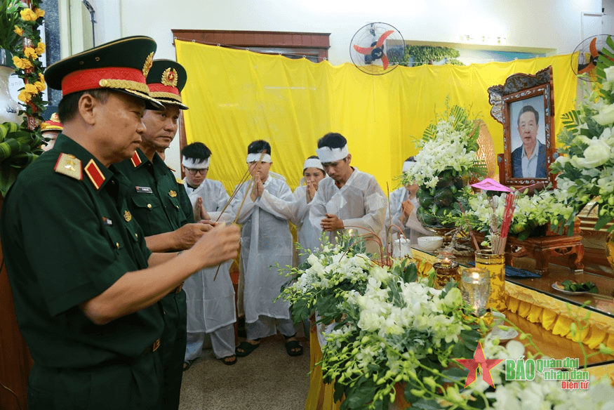 Quân khu 5 thăm, động viên, chia buồn với thân nhân, gia đình các nạn nhân vụ tai nạn máy bay trực thăng