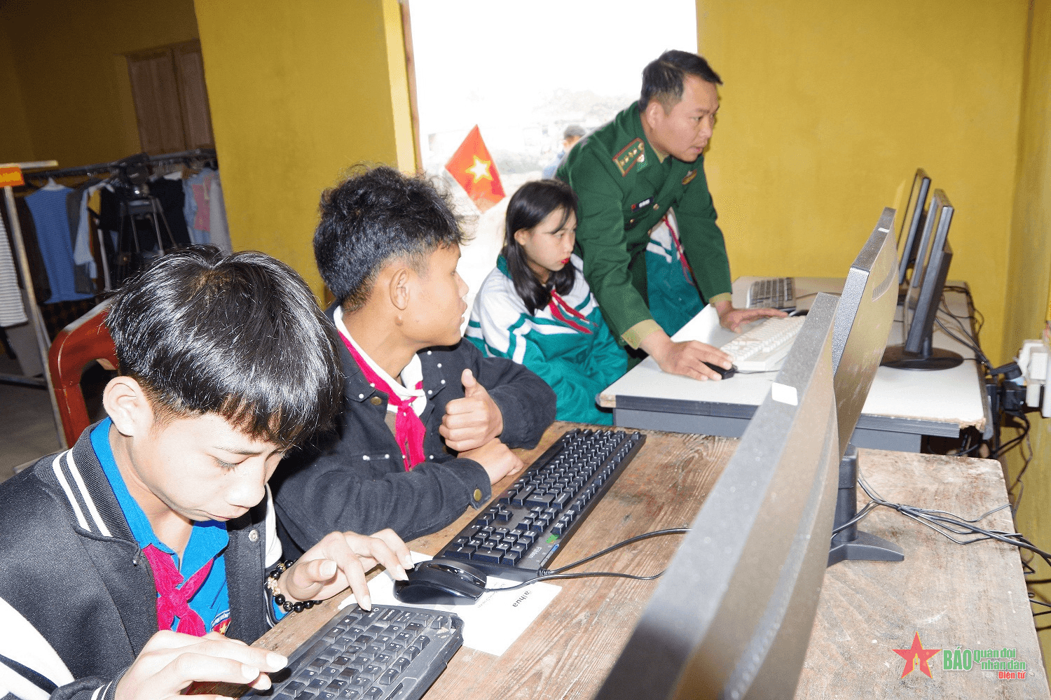 Lớp dạy tin học miễn phí cho học sinh vùng biên