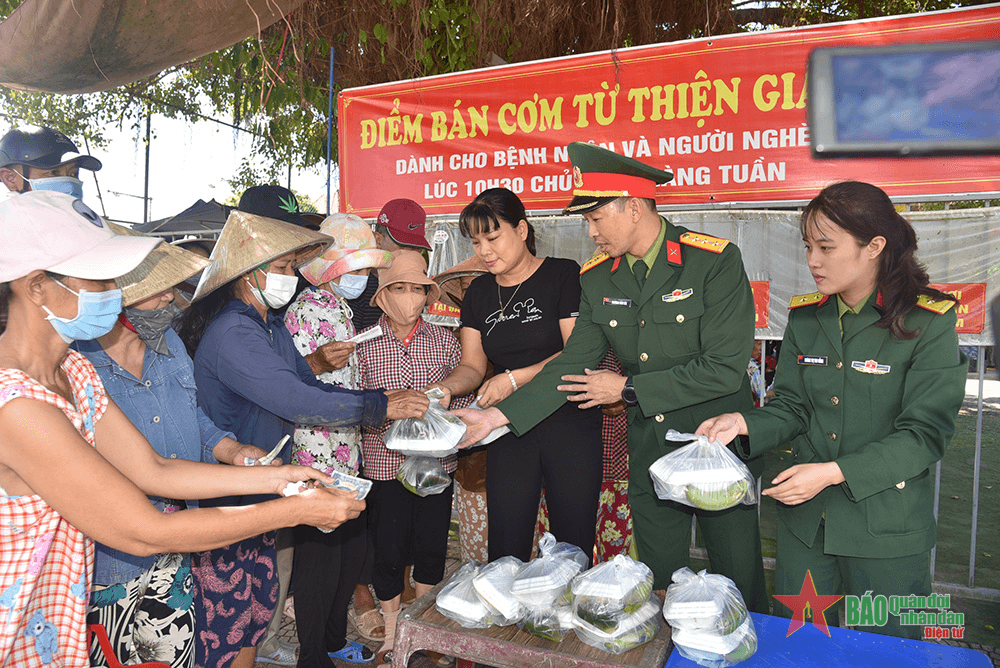 Cơm 2.000 đồng của bộ đội