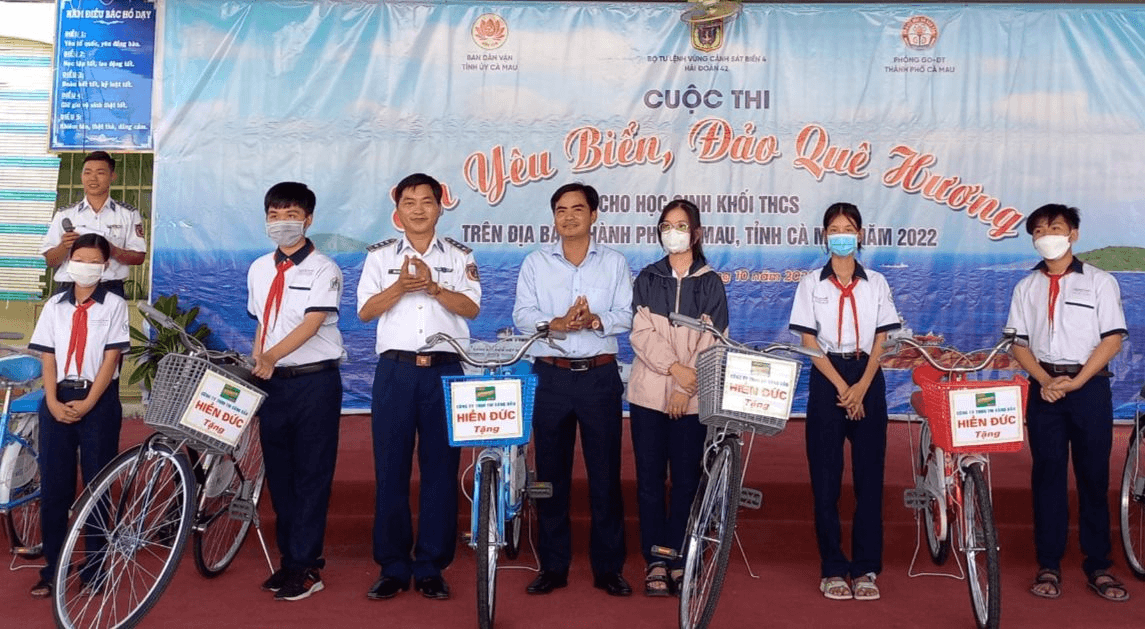 Cùng ngư dân huyện Trần Văn Thời vươn khơi an toàn