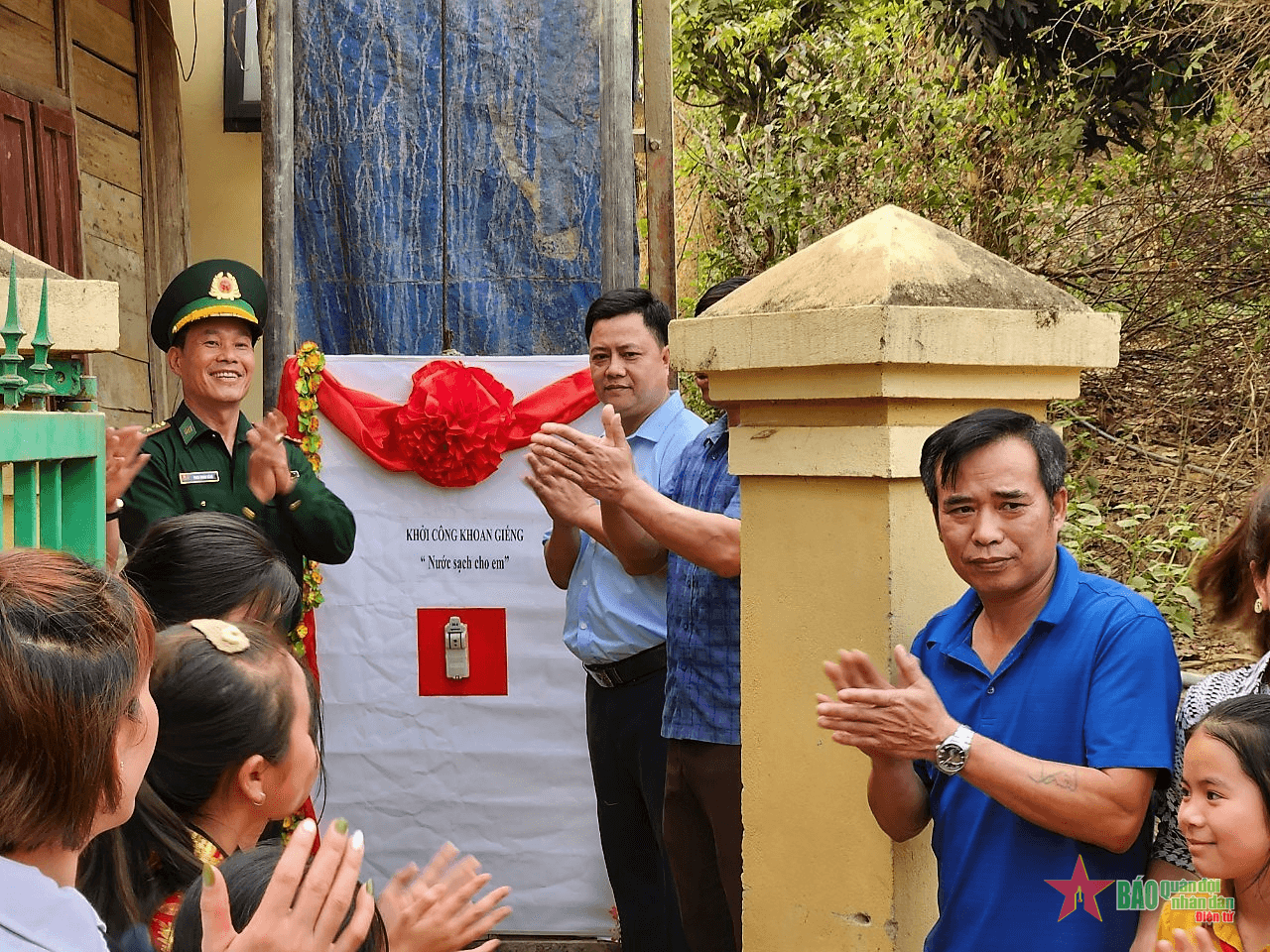 Chương trình “Nước sạch cho em” của Đồn Biên phòng Nhôn Mai