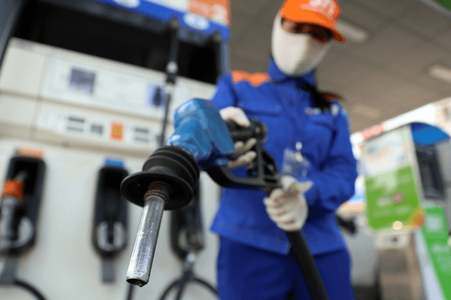 Giá xăng dầu chiều nay (11-4) sẽ tăng 1.000 đồng mỗi lít?