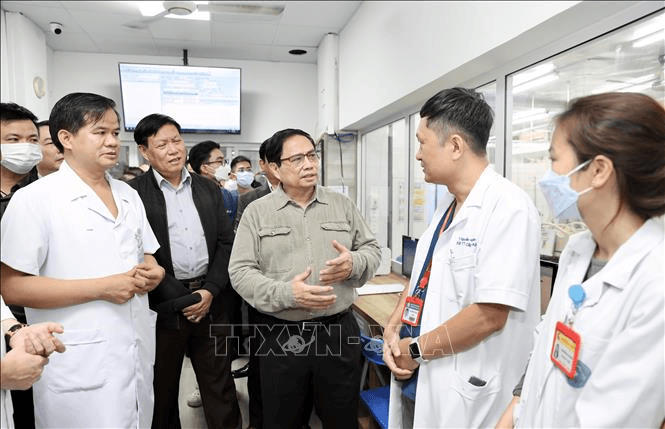 Thủ tướng Phạm Minh Chính: Tránh hai khuynh hướng sợ trách nhiệm và tiêu cực trong mua sắm thuốc, vật tư y tế