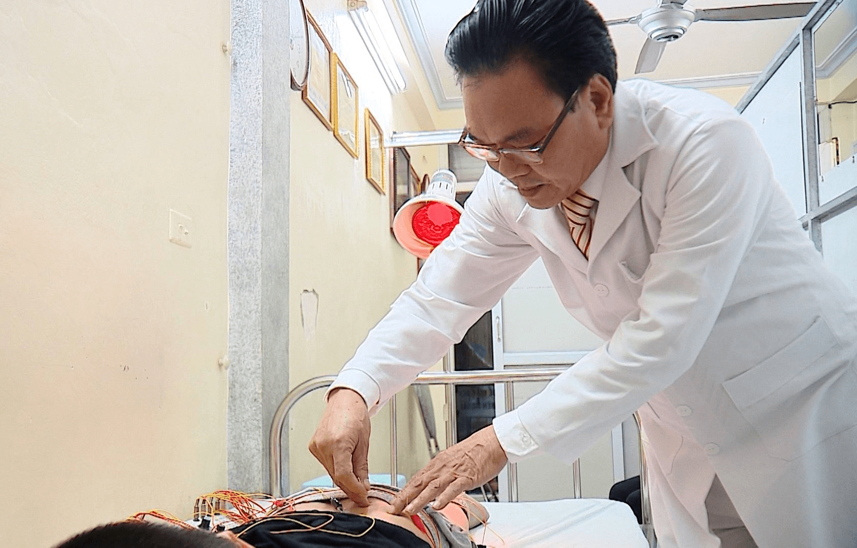 Bác sĩ với bàn tay vàng và tấm lòng nhân ái