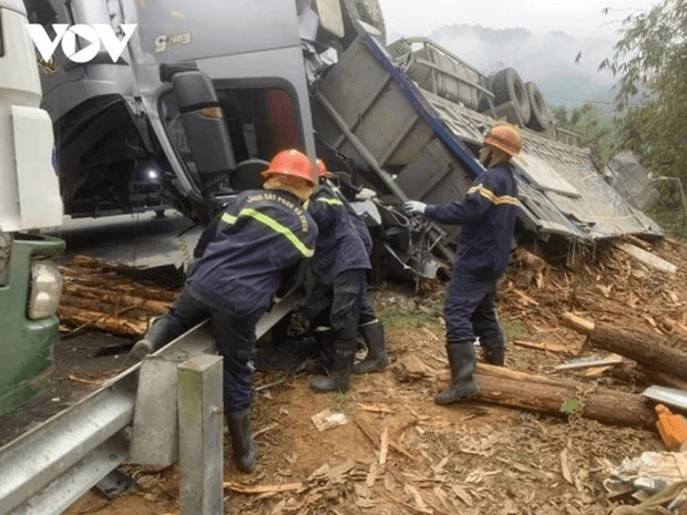 Bắc Kạn: Lật xe chở gỗ khiến 2 người tử vong