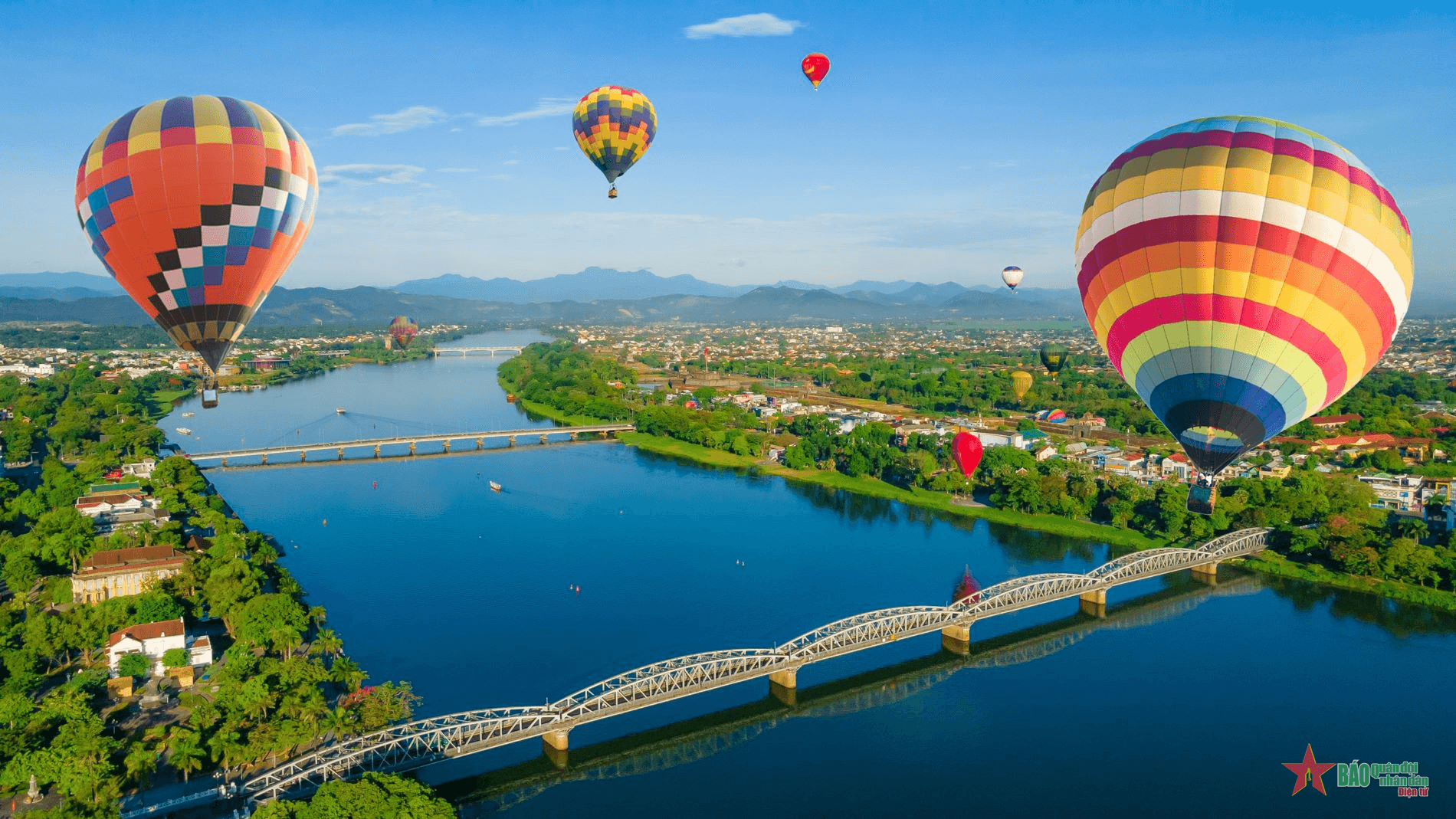 Khám phá nét đẹp Cố đô Huế trên khinh khí cầu