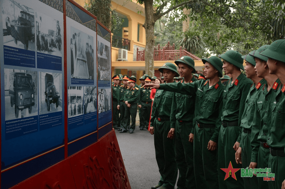 Khai mạc Triển lãm ảnh “Bác Hồ với Đá Chông - K9”