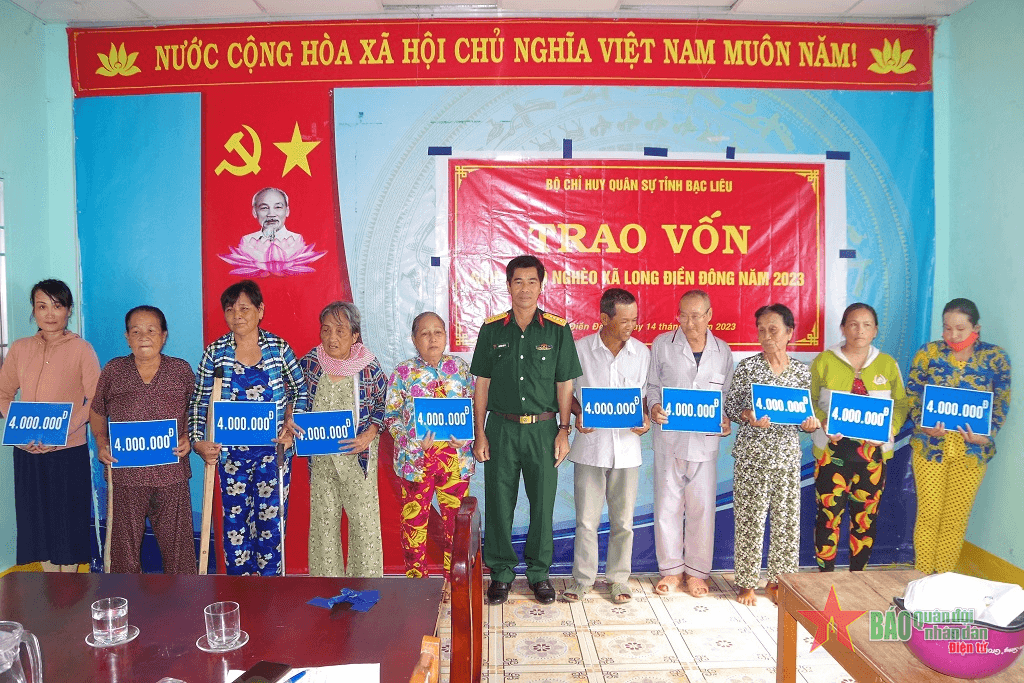 Bạc Liêu trao tiền hỗ trợ vốn làm ăn cho 10 hộ nghèo