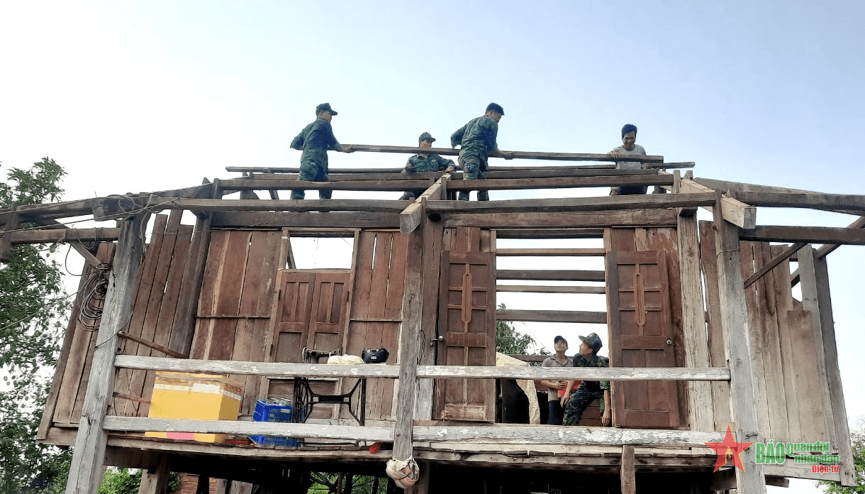 Đồn Biên phòng Ia Rvê giúp dân khắc phục hậu quả thiên tai