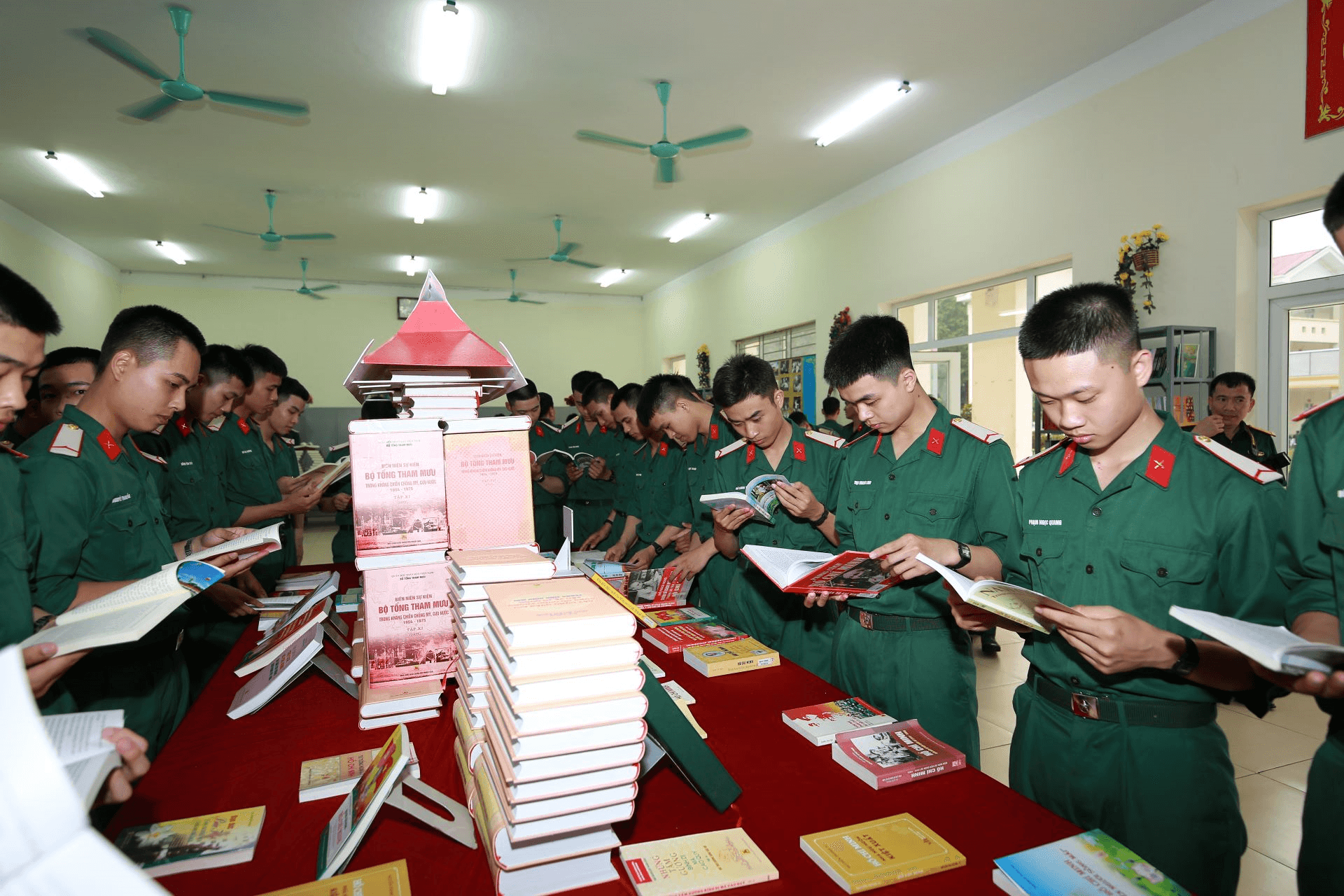 Tổ chức Thư viện lưu động “Sách cho tôi - cho bạn"