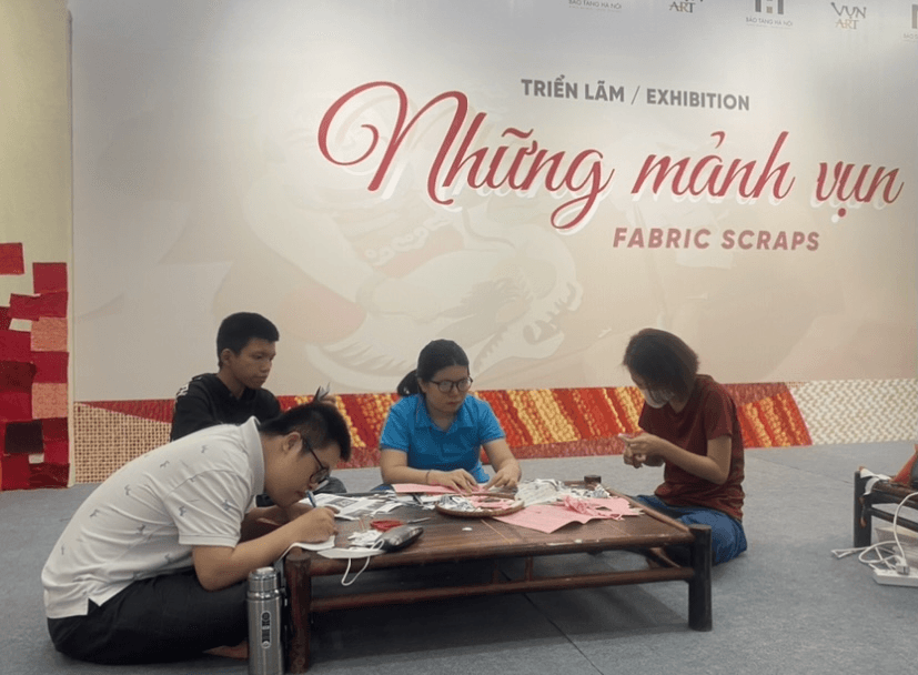 Trưng bày gần 40 bức tranh do người khuyết tật làm từ những mảnh lụa
