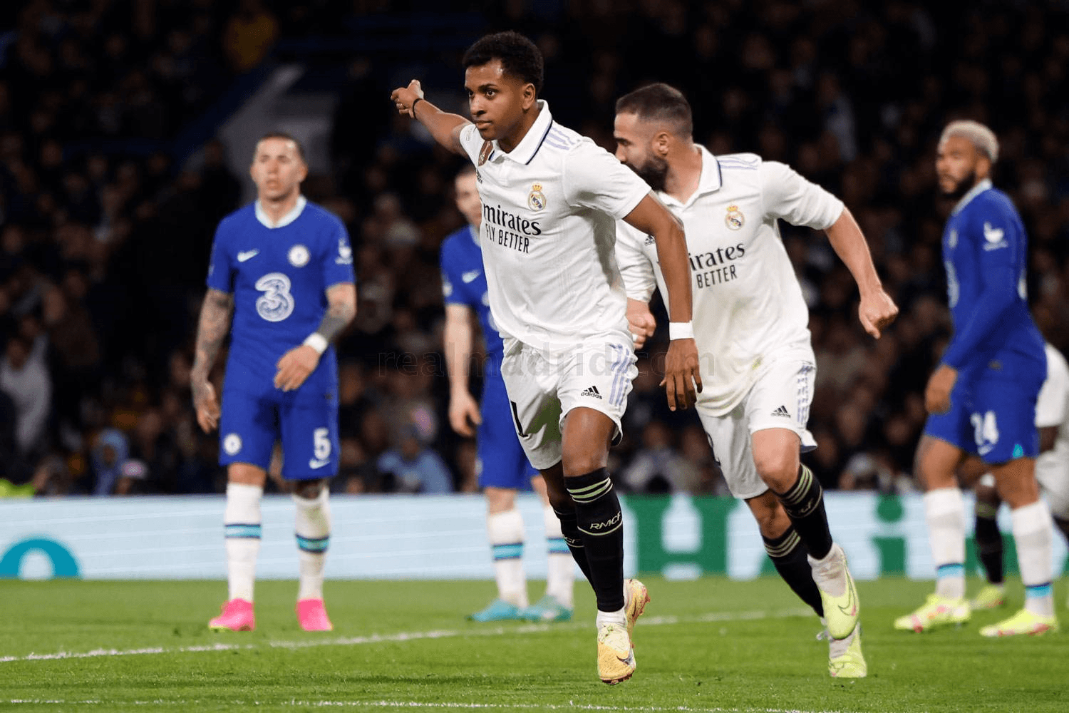 Kết quả bóng đá hôm nay (19-4): Real, AC Milan đi tiếp, Chelsea, Napoli dừng bước