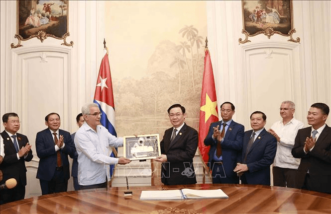 Chủ tịch Quốc hội Vương Đình Huệ thăm Trung tâm Fidel Castro Ruz