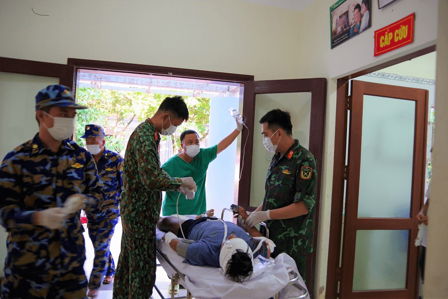 Cấp cứu ngư dân bị tai nạn lao động