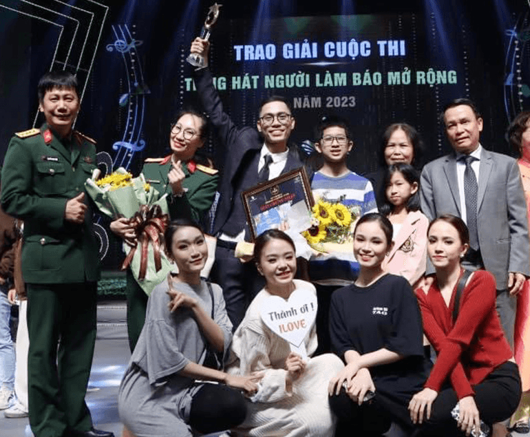Giảng viên trẻ đam mê âm nhạc