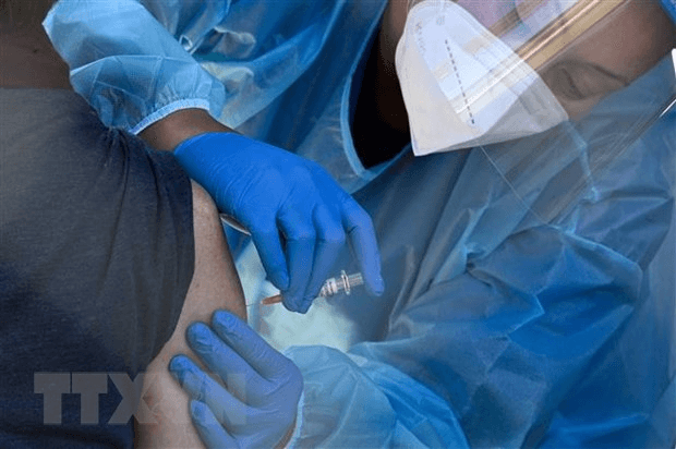 Mỹ tiêm mũi 2 vaccine Covid-19 thể lưỡng trị cho người cao tuổi