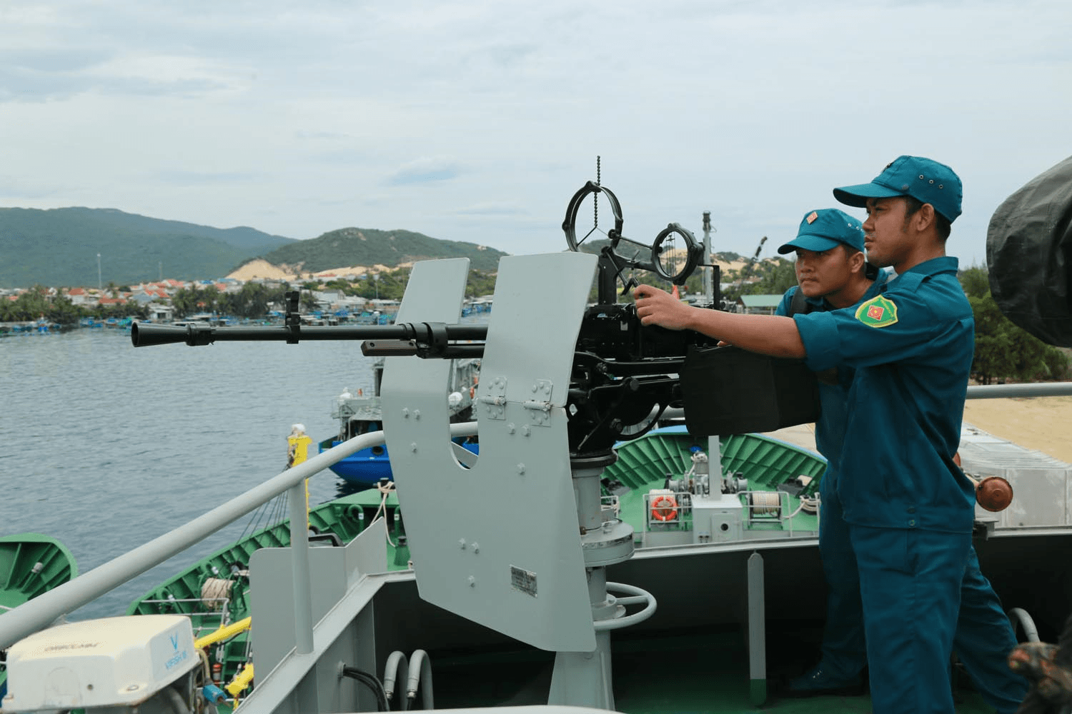Những chiến sĩ "sao vuông" vượt sóng, vươn ra biển lớn
