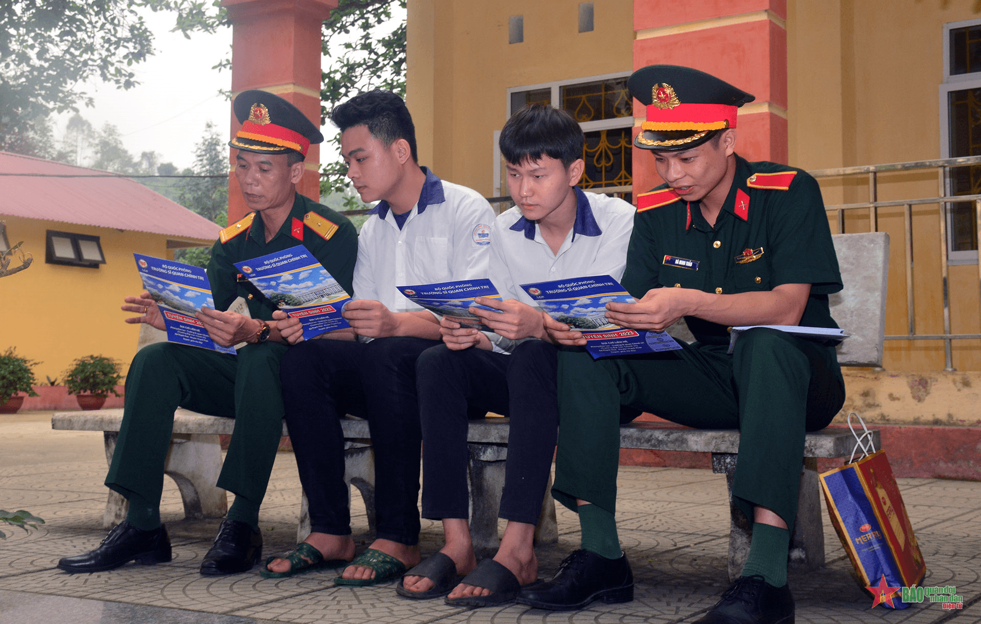 Ban Tuyển sinh quân sự Bộ Quốc phòng tư vấn tuyển sinh quân sự tại Yên Bái