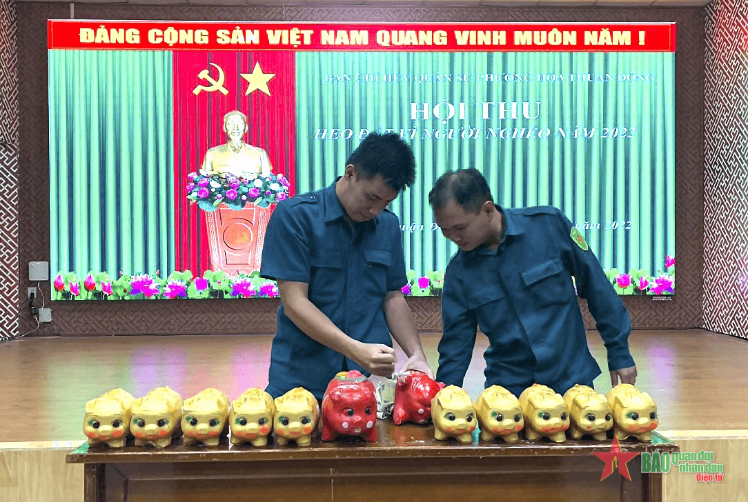 Chiến sĩ dân quân nuôi heo đất vì người nghèo