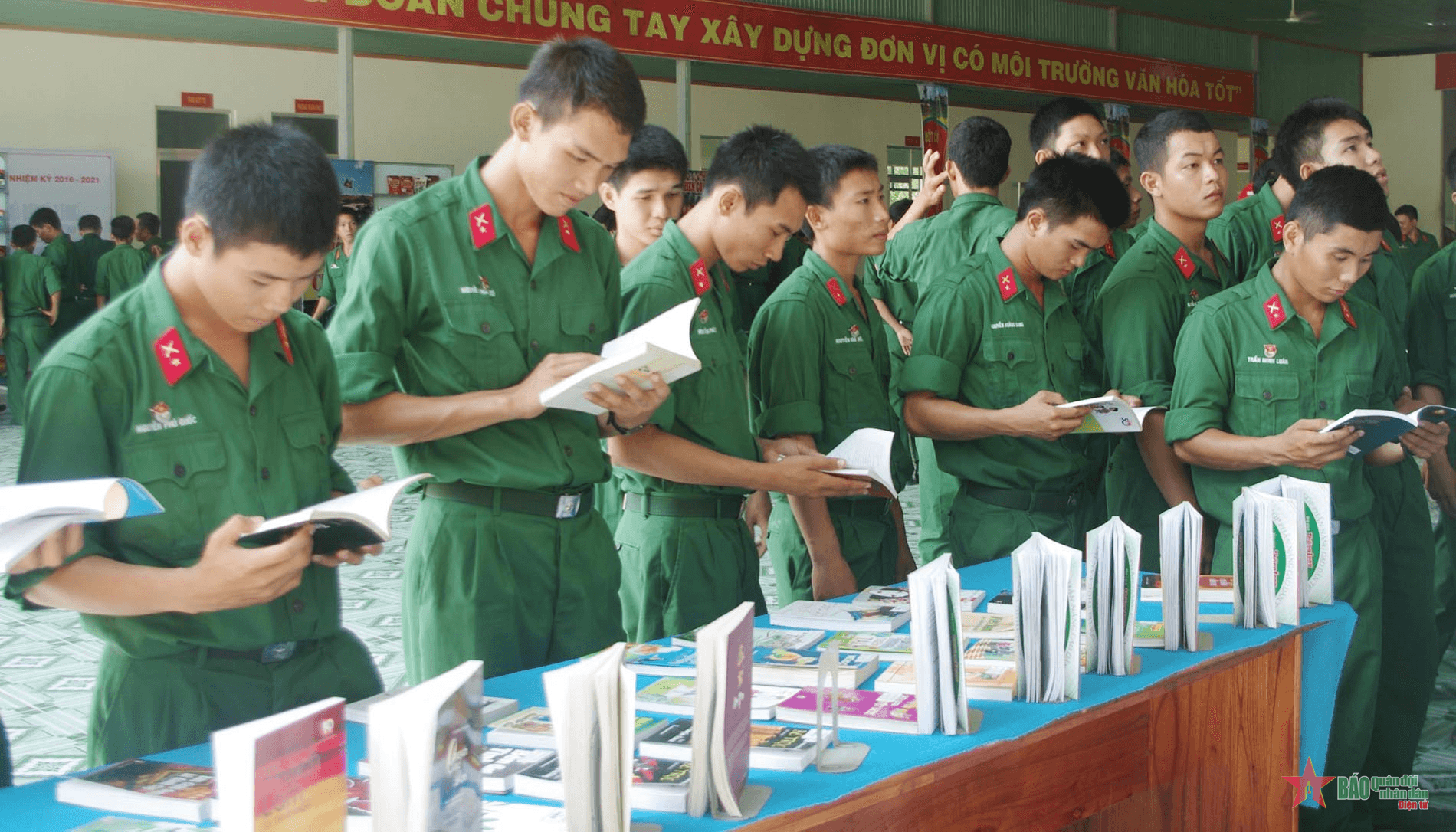 Tạo thói quen đọc sách cho chiến sĩ