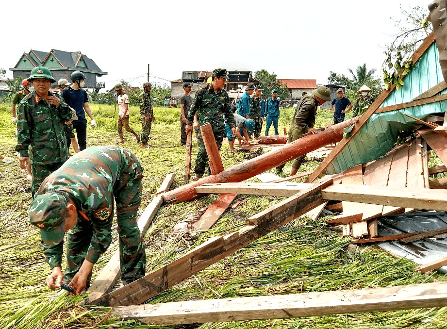 Quân đội với nhiệm vụ phòng, chống thiên tai, tìm kiếm cứu nạn: Bộ đội, dân quân xung kích giúp dân