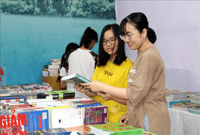 Đọc sách và chơi sách