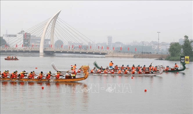 Giỗ Tổ Hùng Vương 2023: Mãn nhãn với cuộc đua bơi chải trên hồ Công viên Văn Lang