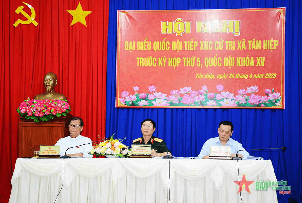Thượng tướng Nguyễn Tân Cương tiếp xúc cử tri tại huyện Phú Giáo (Bình Dương)
