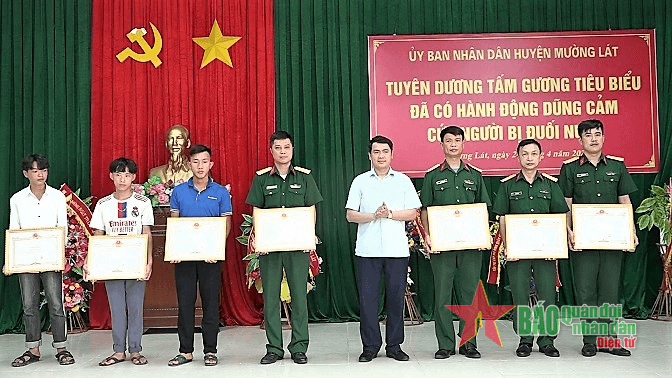 Tuyên dương bốn cán bộ Quân đội cứu nữ sinh bị đuối nước
