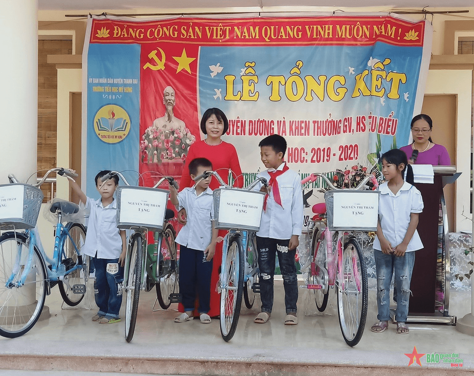 Cô Thắm “đắm đuối” vì học trò
