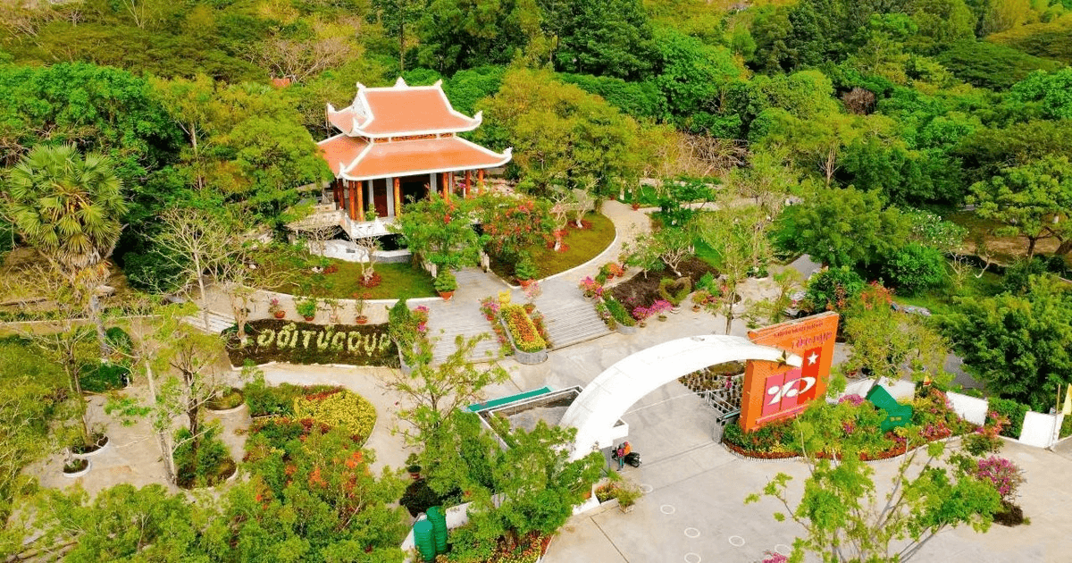 Đồi thiêng rực rỡ hoa anh hùng