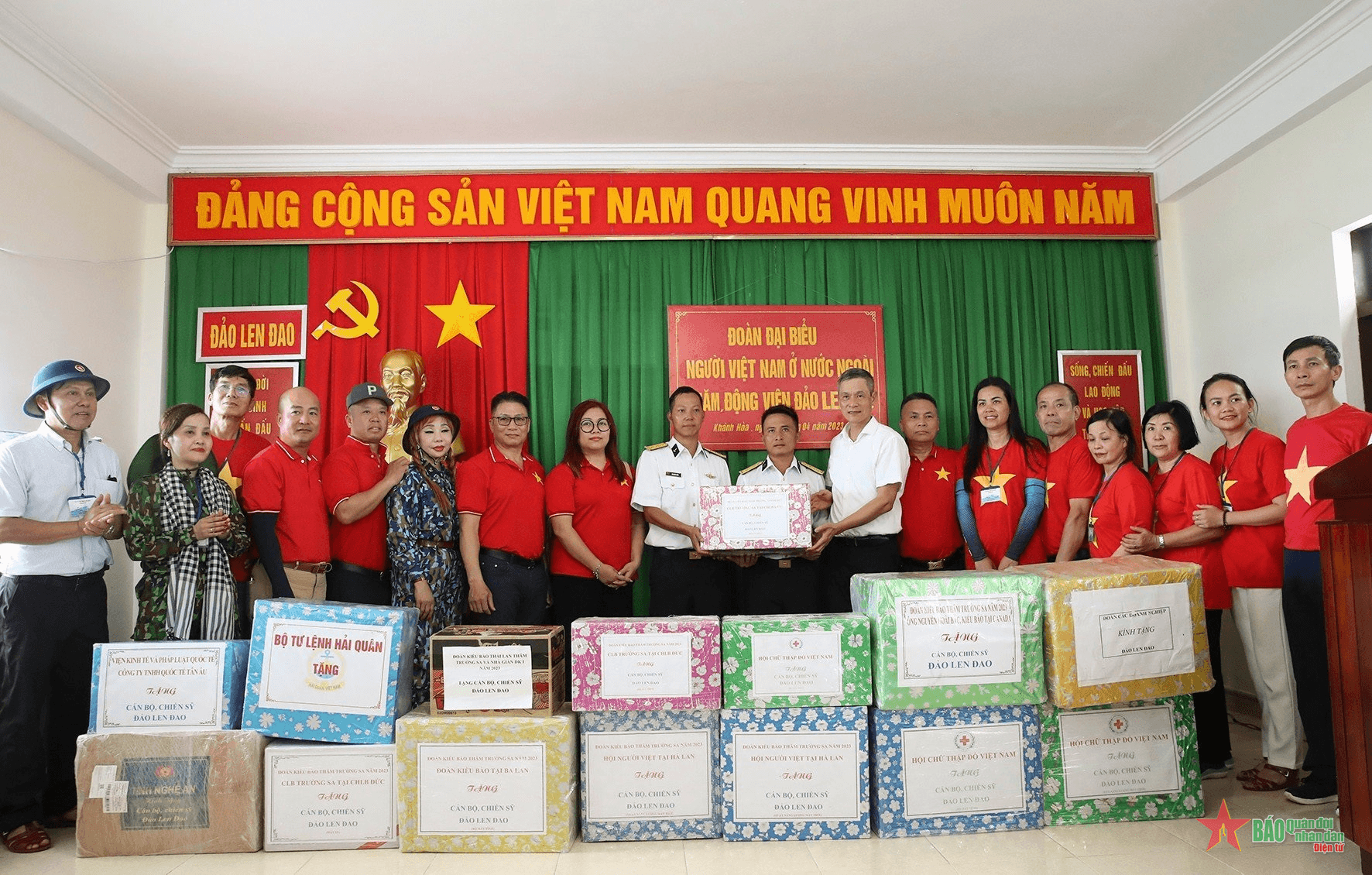 Kiều bào đến với biển, đảo Tổ quốc